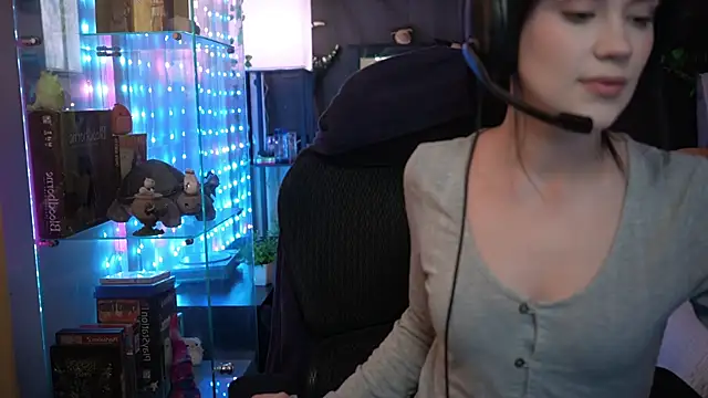 Snapshot of littlelune chatting on February 6, 9:00 pm littlelune online show from February 6, 9:00 pm