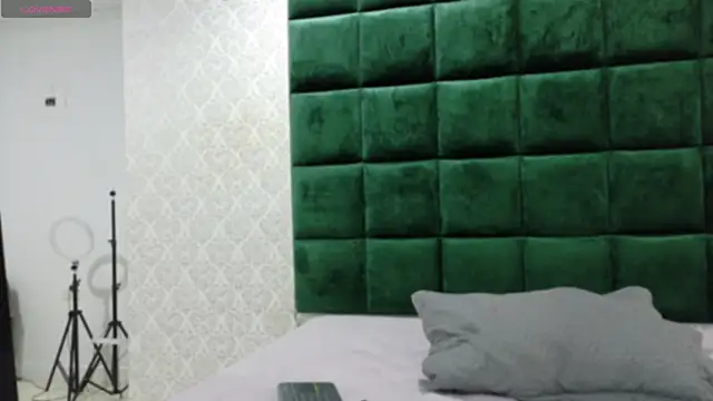 Snapshot of BeccaReedd chatting on October 4, 3:08 am BeccaReedd online show from October 4, 3:08 am