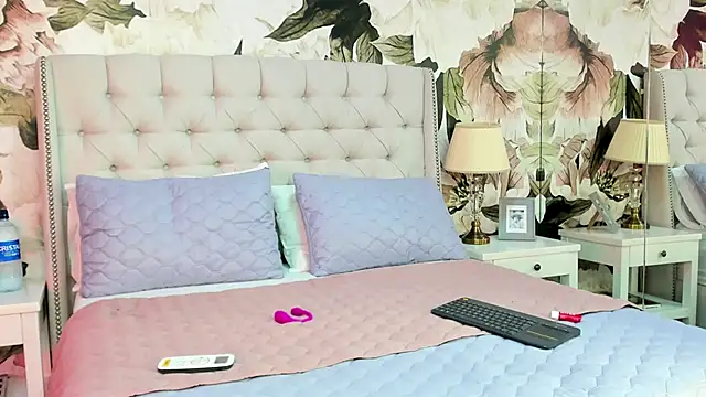 MaddyMay  online show from November 29, 9:15 pm