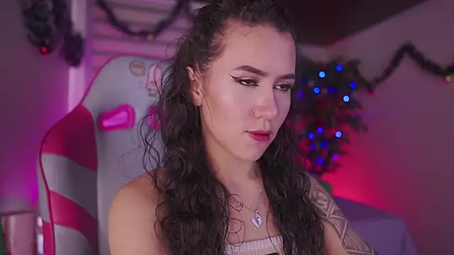 Snapshot of chloe_moons_ chatting on December 18, 4:33 pm chloe moons online show from December 18, 4:33 pm