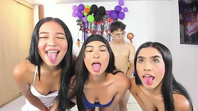 Snapshot of little_dolls11 chatting on October 8, 12:39 pm little dolls11 online show from October 8, 12:39 pm