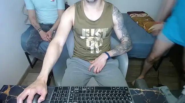 Snapshot of bossking017 chatting on March 13, 9:37 pm bossking017 online show from March 13, 9:37 pm