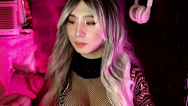 UrhotlucyTS online show from December 3, 6:57 am