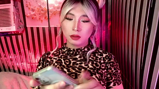 UrhotlucyTS online show from April 14, 7:13 am