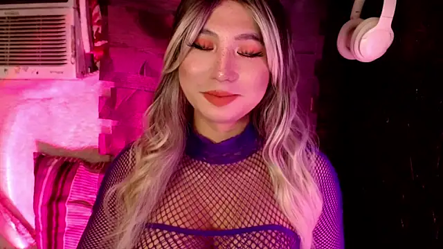 UrhotlucyTS online show from December 20, 11:02 am