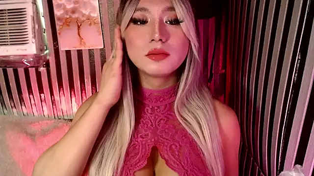 Snapshot of UrhotlucyTS chatting on July 18, 5:49 am UrhotlucyTS online show from July 18, 5:49 am