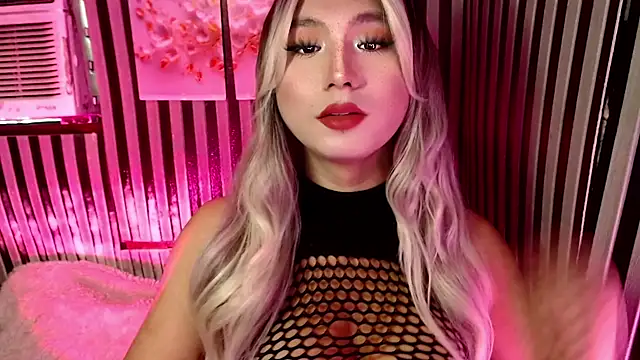 Snapshot of UrhotlucyTS chatting on May 26, 6:44 am UrhotlucyTS online show from May 26, 6:44 am