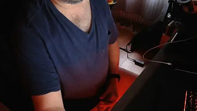Snapshot of Hairyfred73 chatting on June 23, 4:32 am Hairyfred73 online show from June 23, 4:32 am