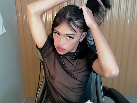 urcurlydiva online show from April 13, 6:28 am