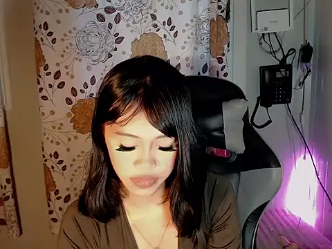 urcurlydiva online show from April 10, 9:38 am