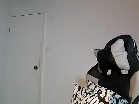 Snapshot of urcurlydiva chatting on October 11, 1:23 pm urcurlydiva online show from October 11, 1:23 pm