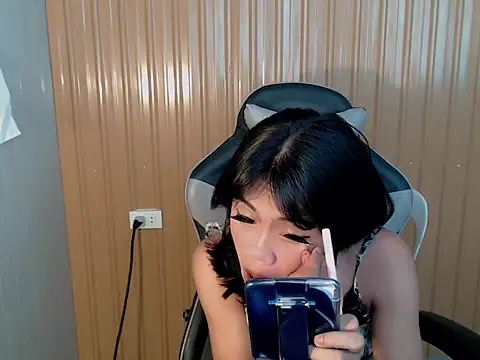 urcurlydiva online show from April 14, 7:13 am