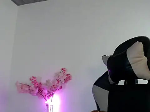 urcurlydiva online show from November 4, 6:50 am