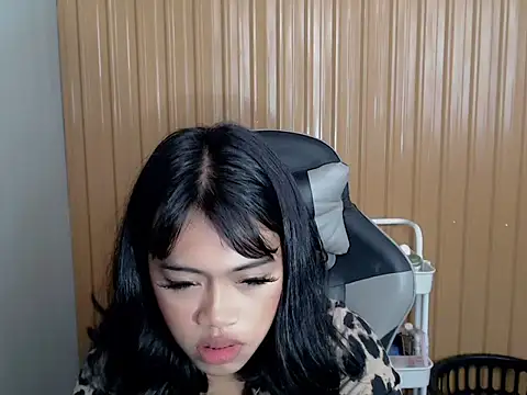 urcurlydiva online show from April 15, 5:13 am