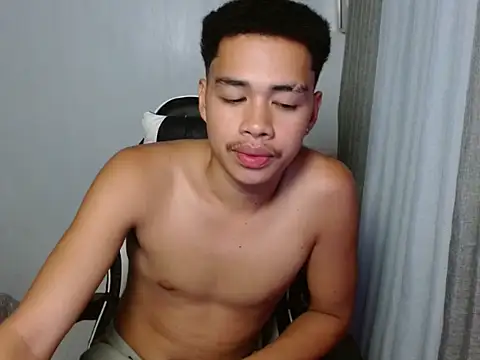 Snapshot of curlyasian_njxx chatting on July 9, 4:06 pm curlyasian njxx online show from July 9, 4:06 pm