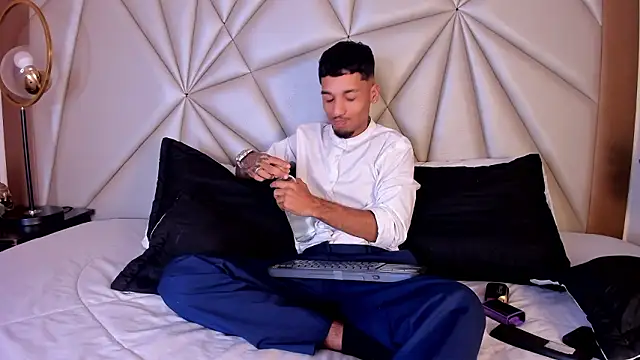 Snapshot of Thiagoferreti chatting on February 19, 3:36 am Thiagoferreti online show from February 19, 3:36 am