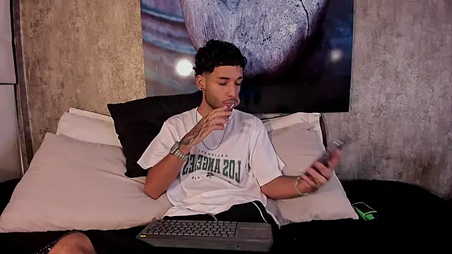 Snapshot of Thiagoferreti chatting on May 8, 3:43 am Thiagoferreti online show from May 8, 3:43 am