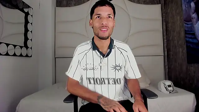 Snapshot of Thiagoferreti chatting on January 14, 3:32 am Thiagoferreti online show from January 14, 3:32 am