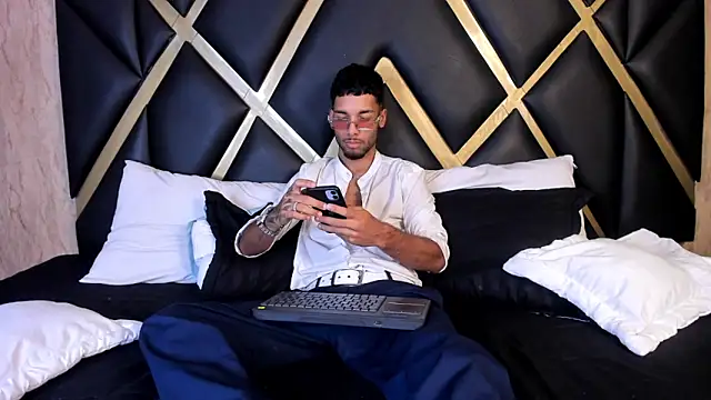 Snapshot of Thiagoferreti chatting on February 26, 3:39 am Thiagoferreti online show from February 26, 3:39 am