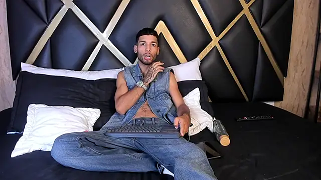 Snapshot of Thiagoferreti chatting on March 3, 3:35 am Thiagoferreti online show from March 3, 3:35 am