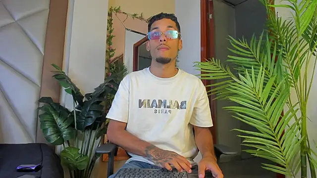 Snapshot of Thiagoferreti chatting on February 13, 3:28 am Thiagoferreti online show from February 13, 3:28 am