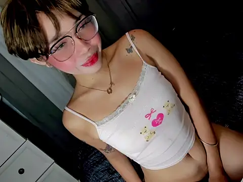 Snapshot of rian_shemale chatting on October 11, 12:11 am rian shemale online show from October 11, 12:11 am