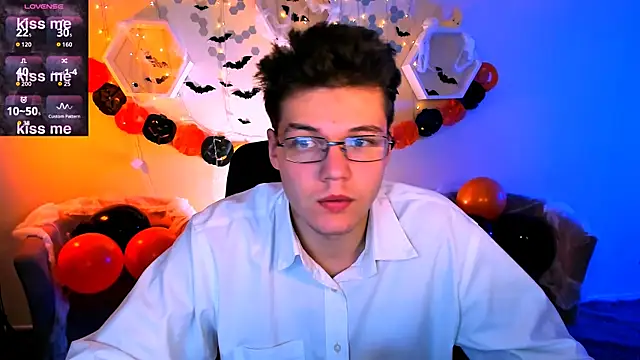 Snapshot of lucas_long_ chatting on October 26, 9:31 am lucas long online show from October 26, 9:31 am