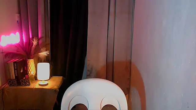 Lorainnelustts online show from December 22, 9:20 am