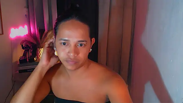 Lorainnelustts online show from December 15, 7:25 am