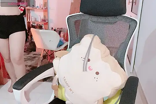 Snapshot of ___Daisy___ chatting on October 27, 6:47 am Daisy online show from October 27, 6:47 am