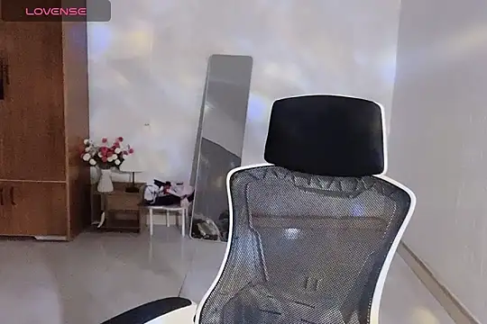 Snapshot of ___Daisy___ chatting on December 17, 2:22 pm Daisy online show from December 17, 2:22 pm