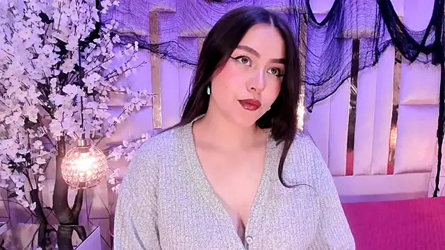 HannaCollins  online show from November 17, 1:04 pm