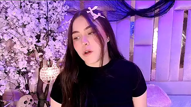 HannaCollins  online show from November 10, 1:05 pm