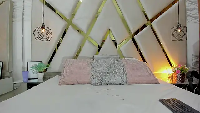 Snapshot of FernandaRousse chatting on October 23, 6:17 pm FernandaRousse online show from October 23, 6:17 pm