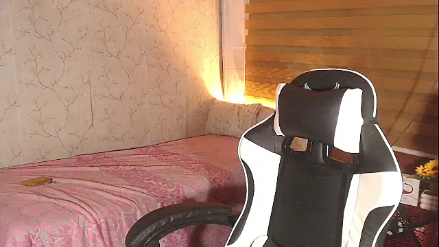 Snapshot of TssluttyNikka chatting on December 16, 3:05 pm TssluttyNikka online show from December 16, 3:05 pm