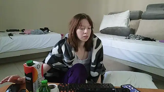 Snapshot of graylovescookies chatting on October 1, 11:14 am graylovescookies online show from October 1, 11:14 am