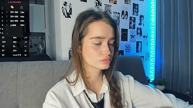 lovelyalivia online show from November 12, 9:35 am