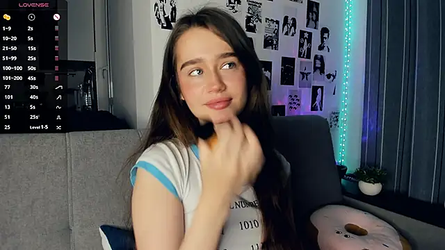 lovelyalivia online show from November 22, 9:30 am