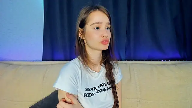 lovelyalivia online show from April 24, 8:27 am