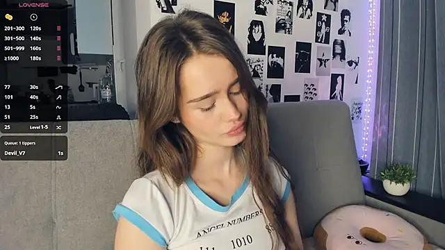 lovelyalivia online show from November 11, 9:48 am