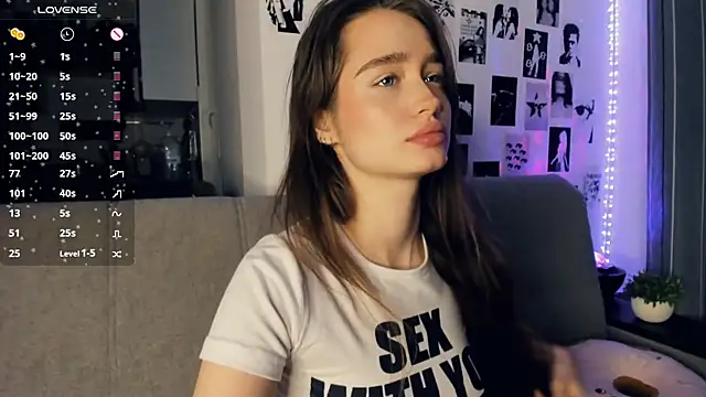 lovelyalivia online show from December 22, 9:09 am