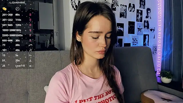 lovelyalivia online show from December 5, 9:30 am