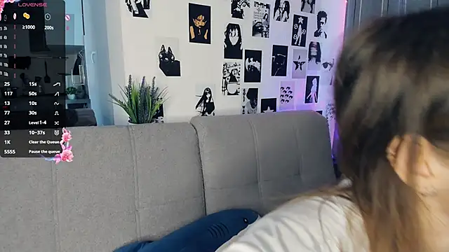 lovelyalivia online show from October 26, 9:10 am