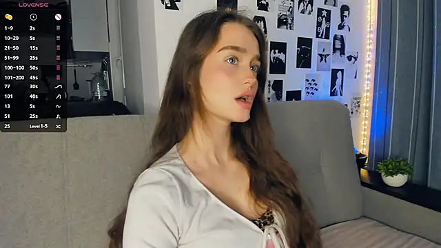 lovelyalivia online show from November 14, 9:24 am