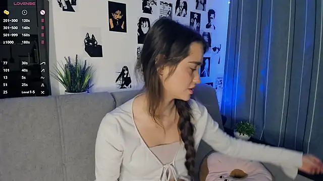 lovelyalivia online show from October 25, 9:19 am