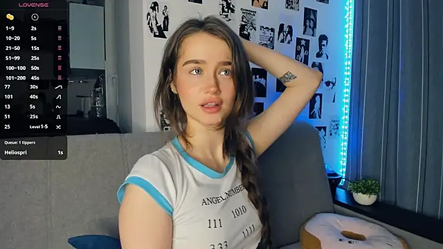 lovelyalivia online show from November 9, 9:24 am