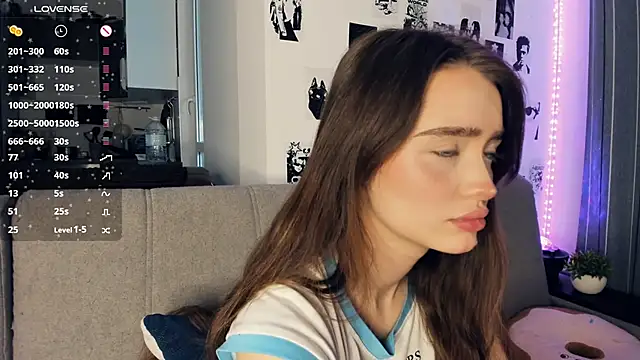 lovelyalivia online show from December 15, 9:15 am