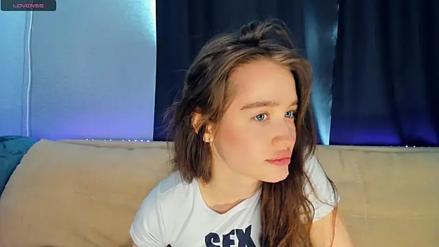 lovelyalivia online show from March 27, 8:22 am