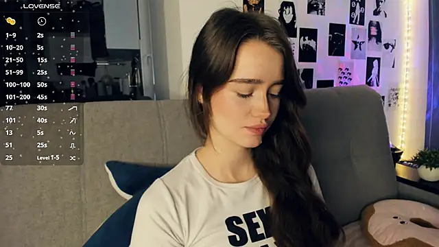 lovelyalivia online show from December 17, 8:08 am