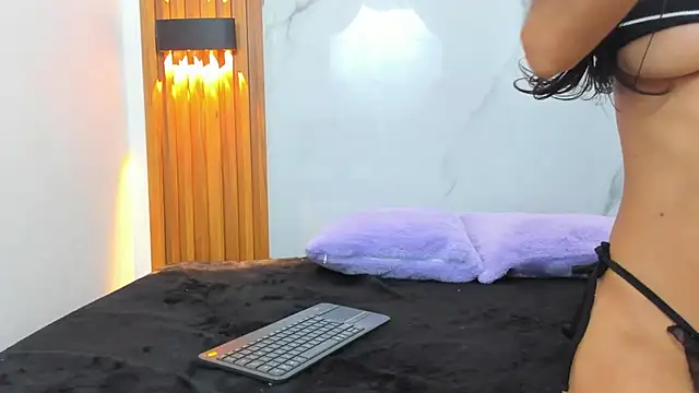 Snapshot of IsabellaMonet chatting on November 11, 11:05 am IsabellaMonet online show from November 11, 11:05 am